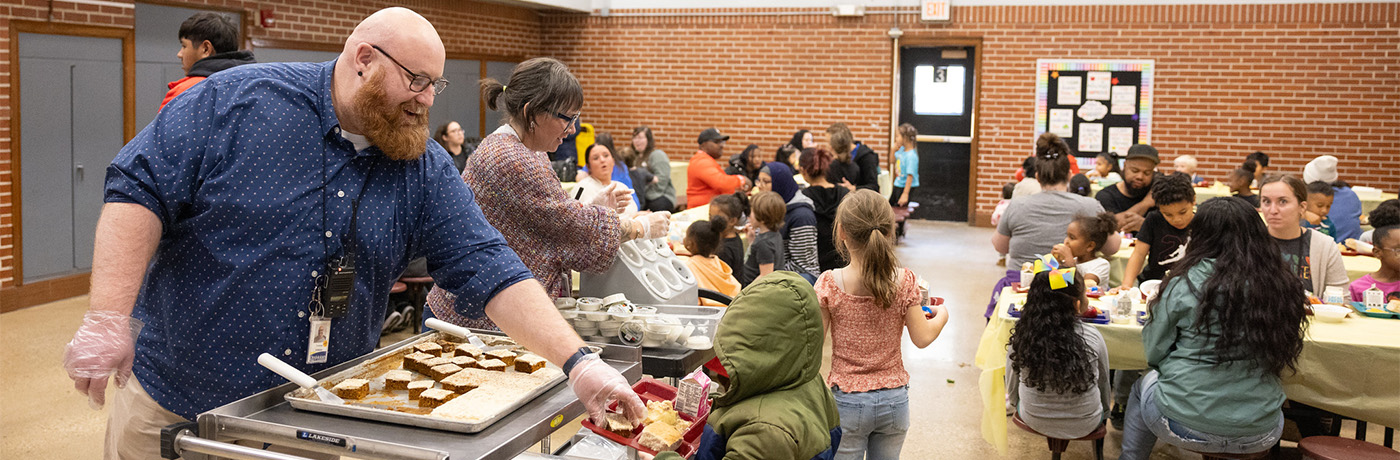 students eating breakfast